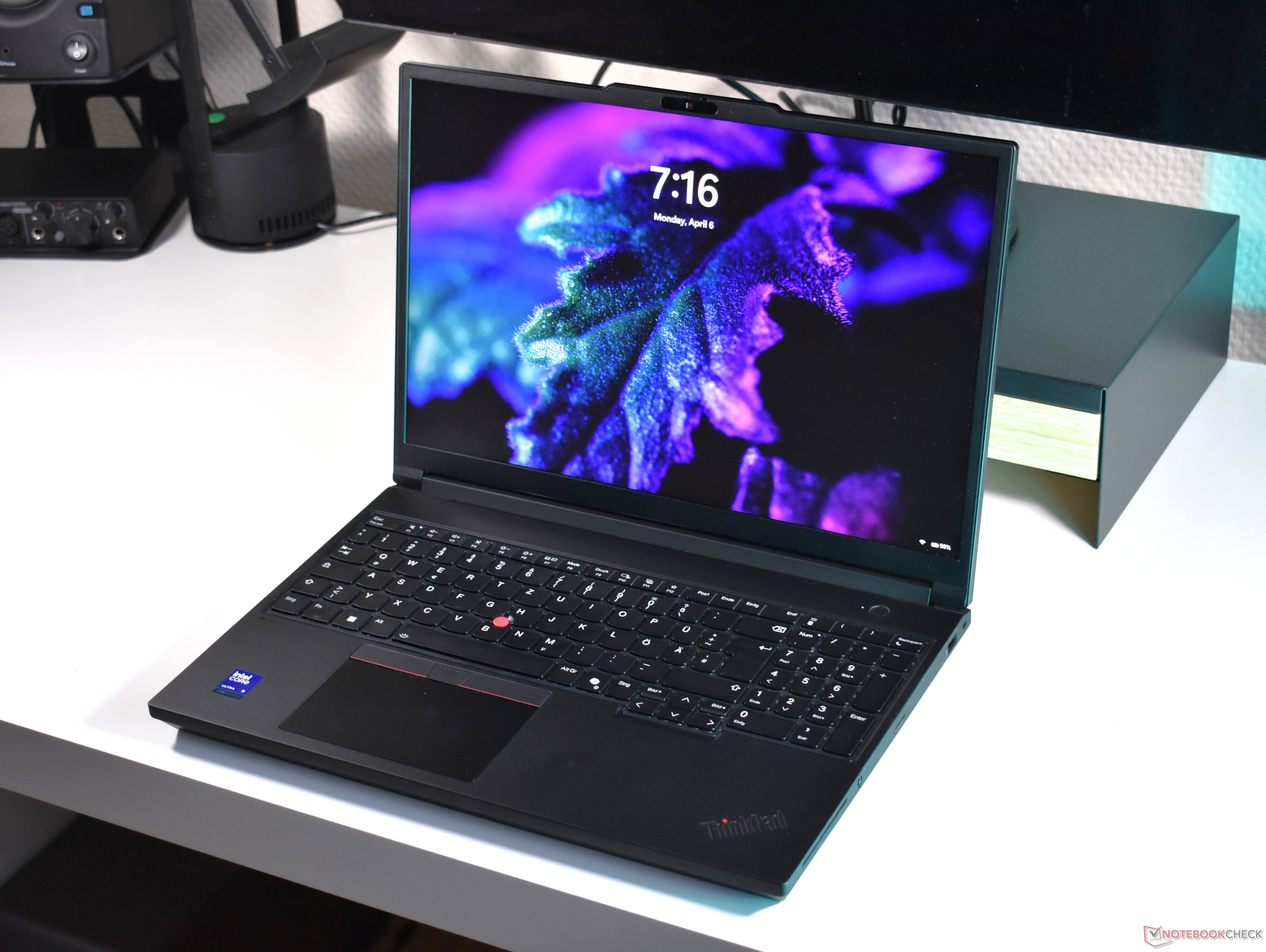 Lenovo ThinkPad P16 Gen 3 21RQ - AI Workstation - Intel Core Ultra 9 - 275HX / up to 5.4 GHz - Win 11 Pro - RTX PRO 3000 Blackwell - 64 GB RAM - 1 TB SSD TCG Opal Encryption 2, NVMe, Performance - 16" IPS 1920 x 1200 - 2.5 Gigabit Ethernet - Wi-Fi 7, Blue